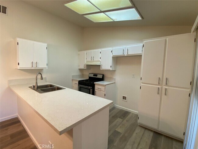 Foto del edificio - 15037 Milford Ave