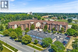 Building Photo - 3160 Wildwood Dr