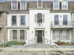 Building Photo - 384 N Post Oak Ln