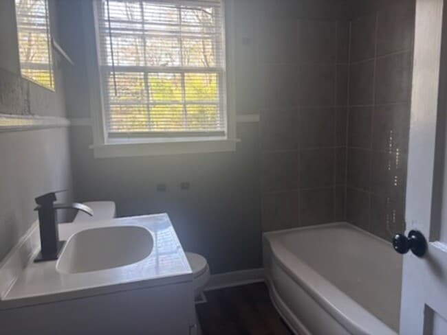 Building Photo - 2121 Oakhurst Dr