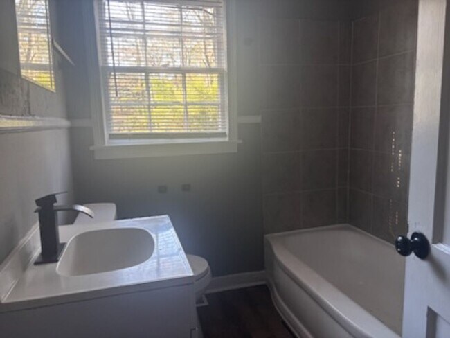 Foto del edificio - 2121 Oakhurst Dr