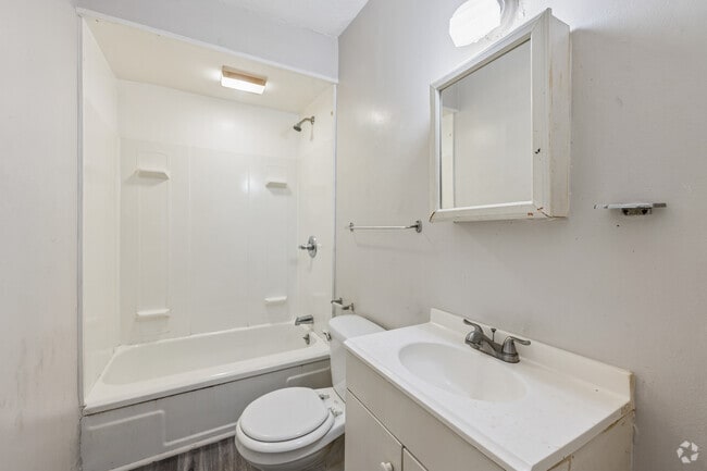 1BR, 1BA - 550SF - Bathroom - Noble Apartments