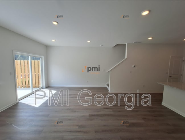 Building Photo - 220 Kenoot Dr