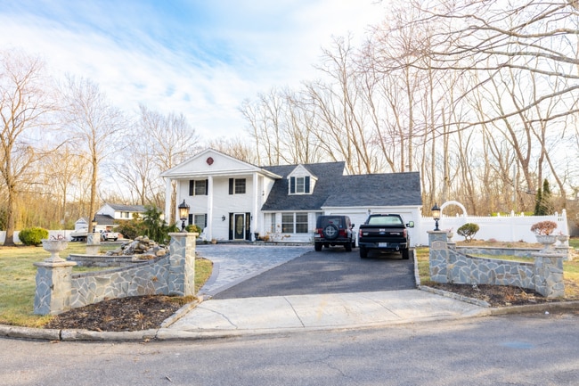 Building Photo - Sophisticated 4 bedroom Home in Coram for rent.