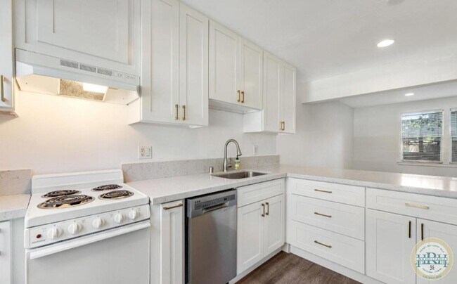 Foto del edificio - Charming & Fully Updated 2 BR | 1 BA Condo in Novato