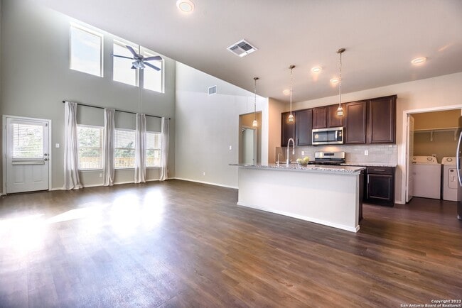 Building Photo - 1609 Ranch House