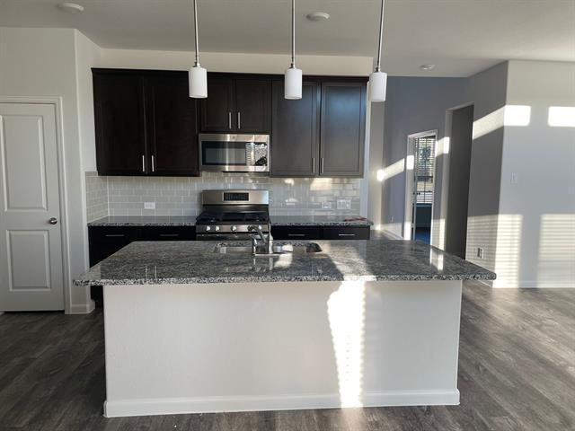 Foto del edificio - 1502 Laurel Cherry Ln