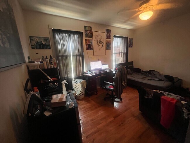 Foto del edificio - Bright and spacious three bedroom unit in ...