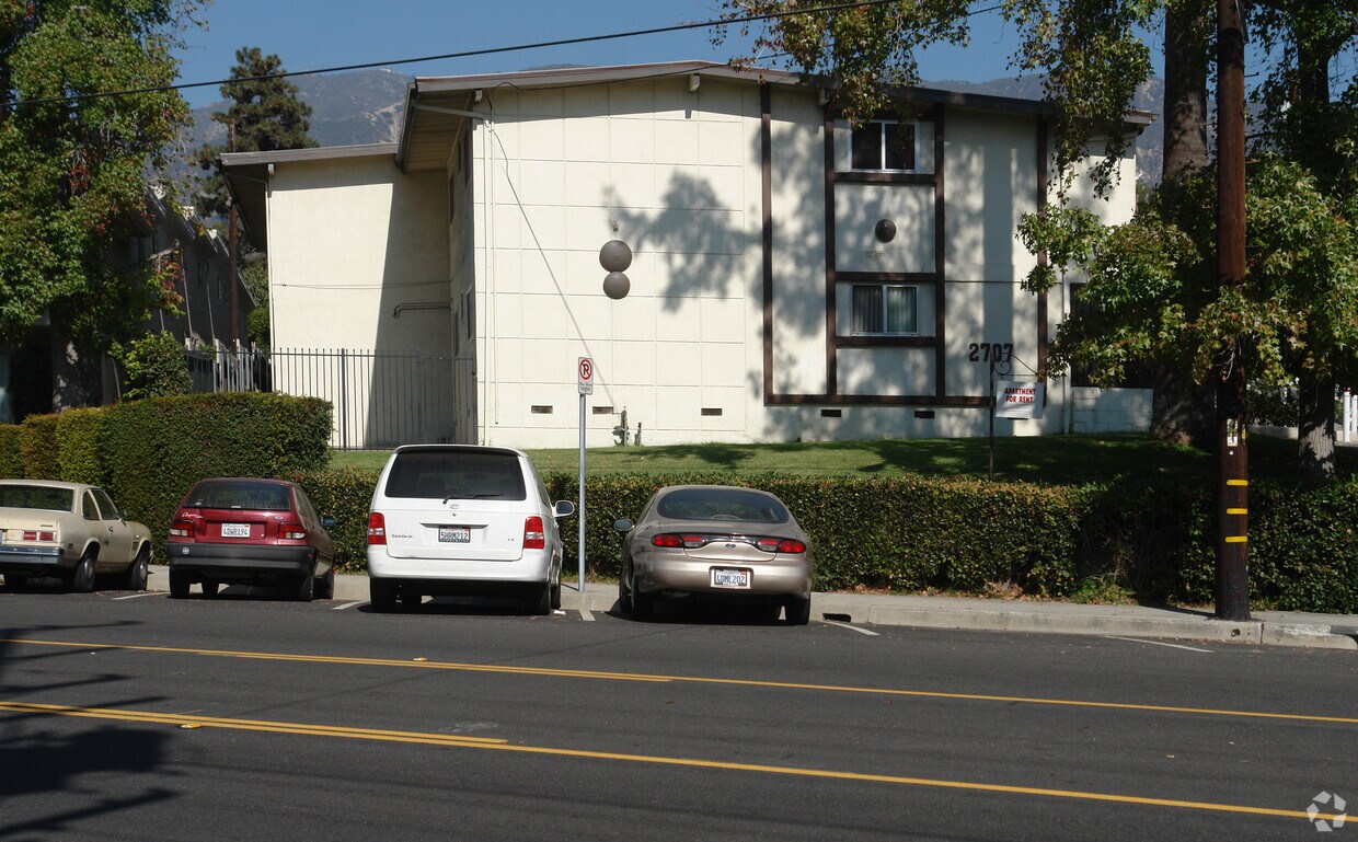 Foto del edificio - 2707 Montrose Ave