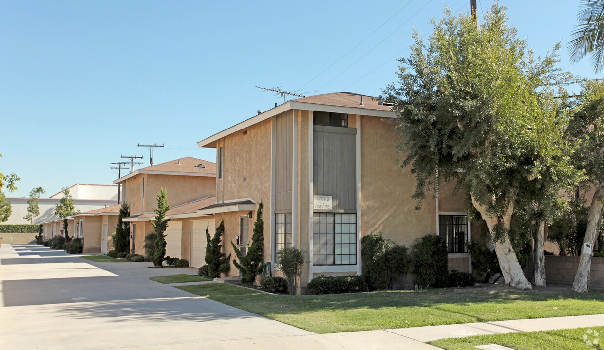 Foto principal - 17806-17812 Alburtis Ave