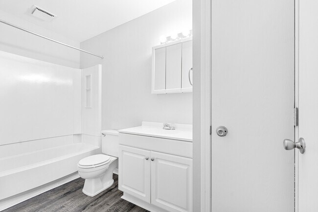 Foto del edificio - 5943 Walnut Cir Dr