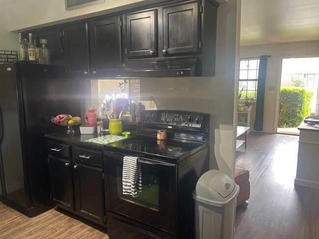 Foto del edificio - This well-maintained 2-bedroom, 1.5-bath home in Russellville, AR