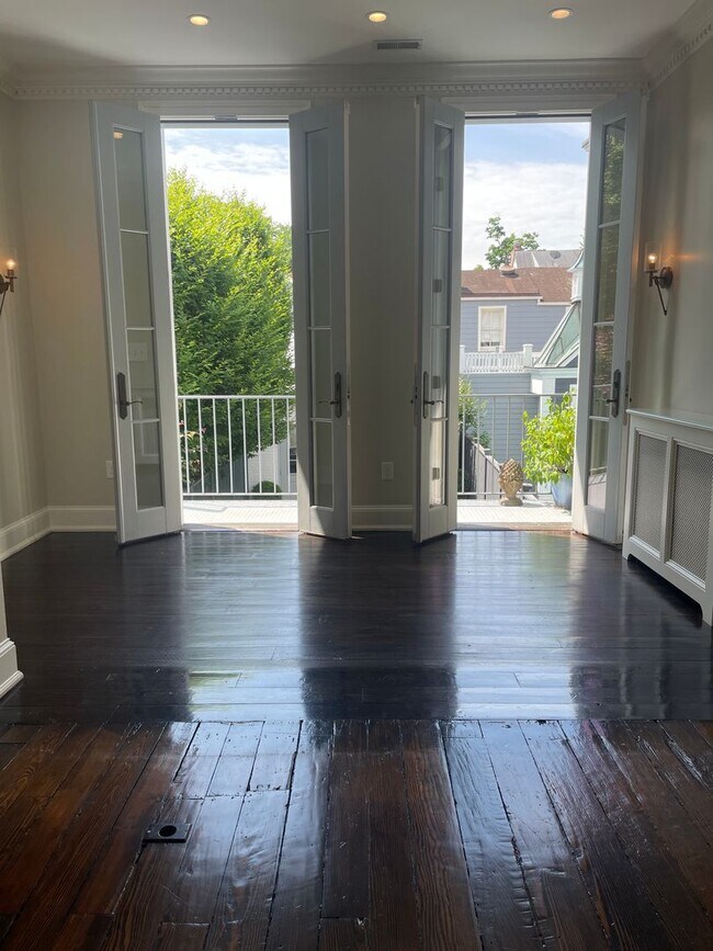 Foto del edificio - Georgetown Splendor with Garage Parking