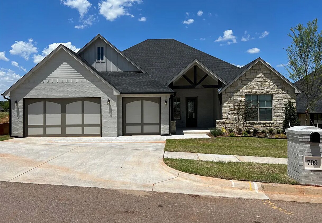 Primary Photo - Gorgeous 3 bed 2.5 bath in Norman With A S...