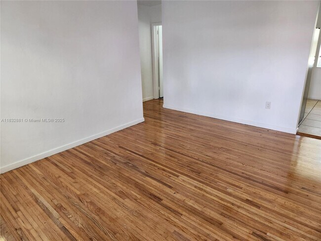 Foto del edificio - 2174 SW 26th St