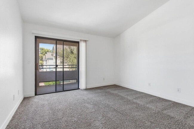 Building Photo - 5121 S Lindell Rd