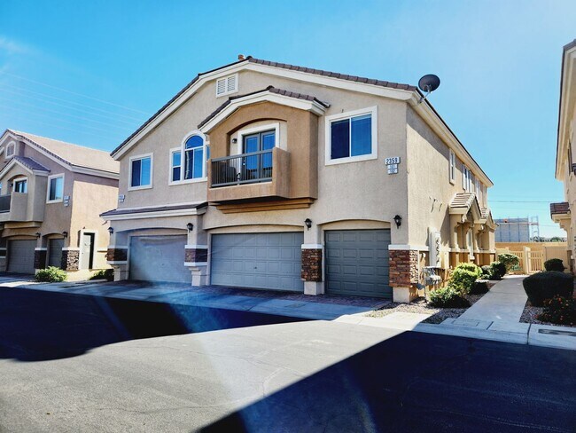 Foto del edificio - BEAUTIFUL 2BD/2BA TOWNHOME NEAR SILVERADO ...