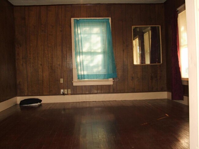 Building Photo - 304 E Milam