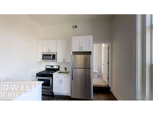 Foto del edificio - 2362 N Clybourn Ave