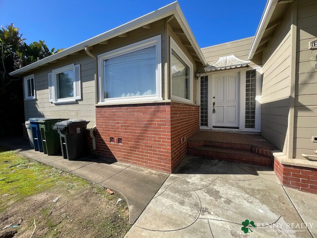 Foto del edificio - Two Bedroom Home with Backyard Patio