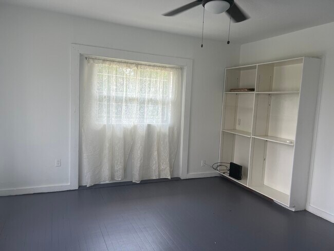 Foto del edificio - 1248 W Bell St