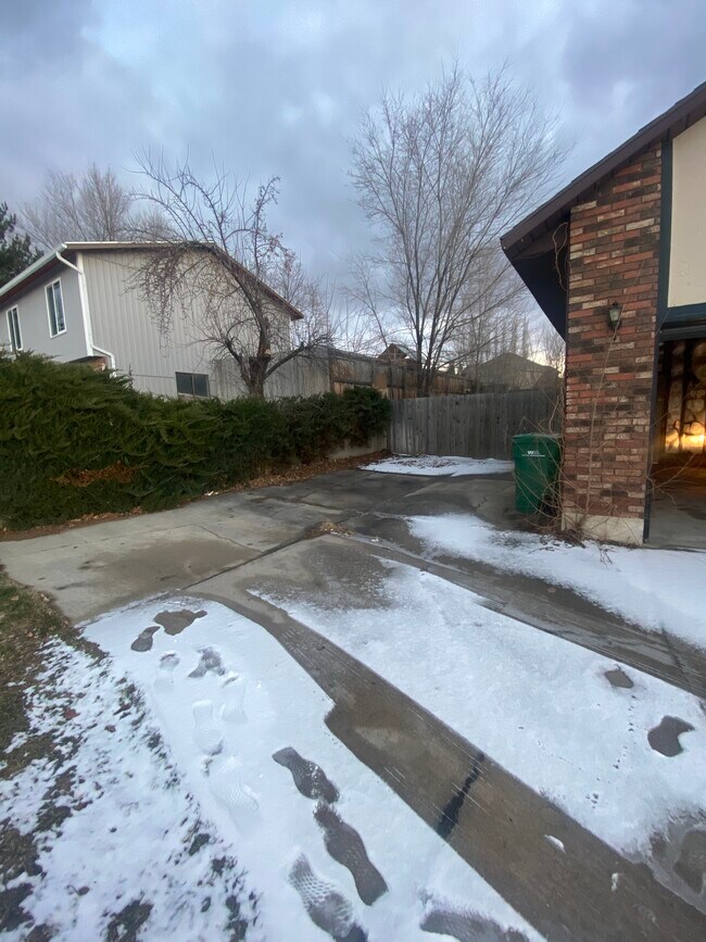 Building Photo - 1098 E Colima Dr