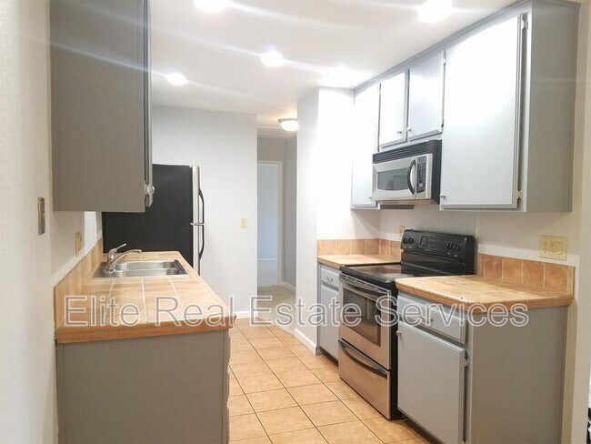 Building Photo - 1013 S Sunshine Ave