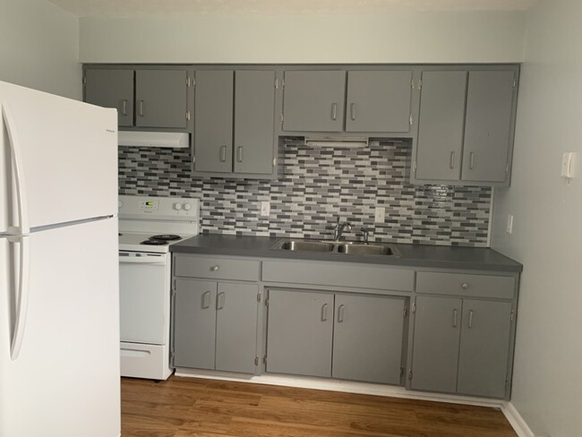 Building Photo - Newly Remodeled Apartment Crainville
