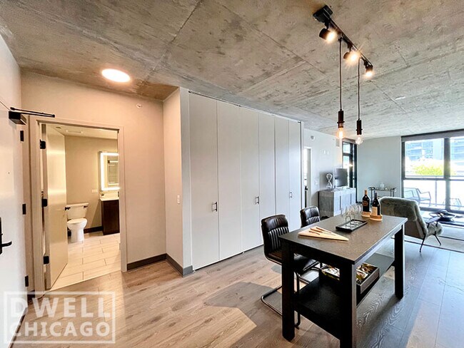 Foto del edificio - 1352 W Lake St