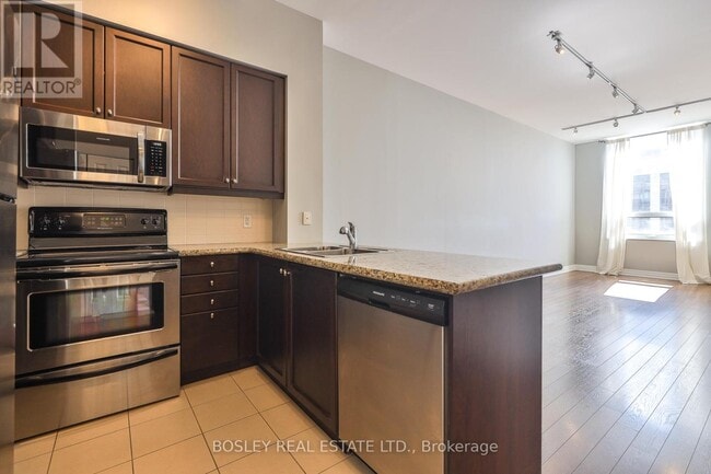Photo du bâtiment - 500-500 St Clair Ave W