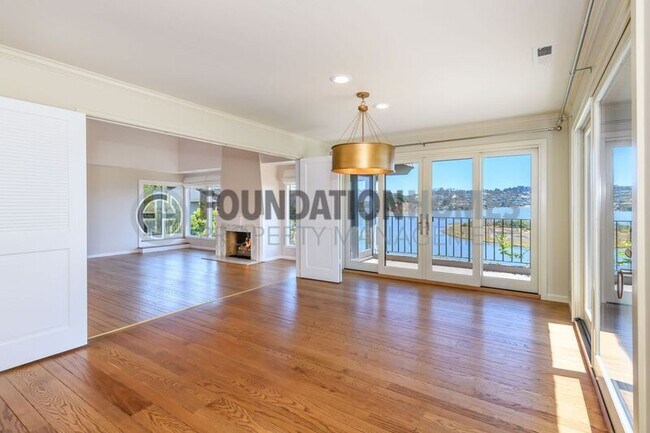 Building Photo - 325 E Strawberry Dr