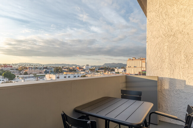 Foto del edificio - 136 S Virgil Ave