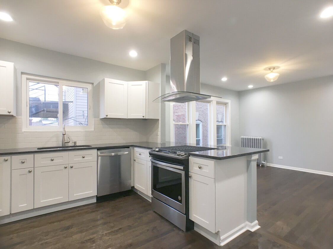 Kitchen & dining - 3348 N Karlov Ave