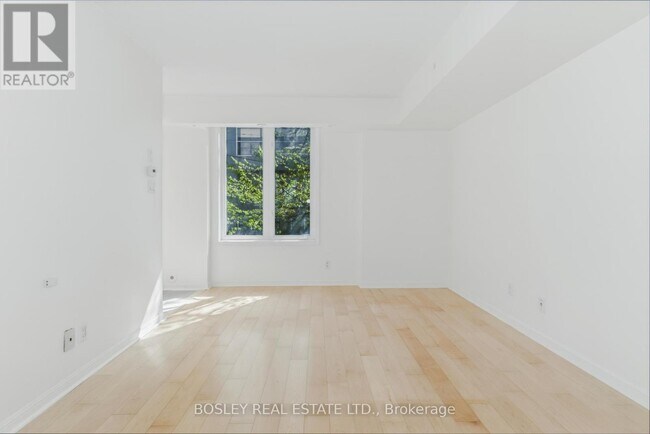 Photo du bâtiment - 100 Strachan Ave