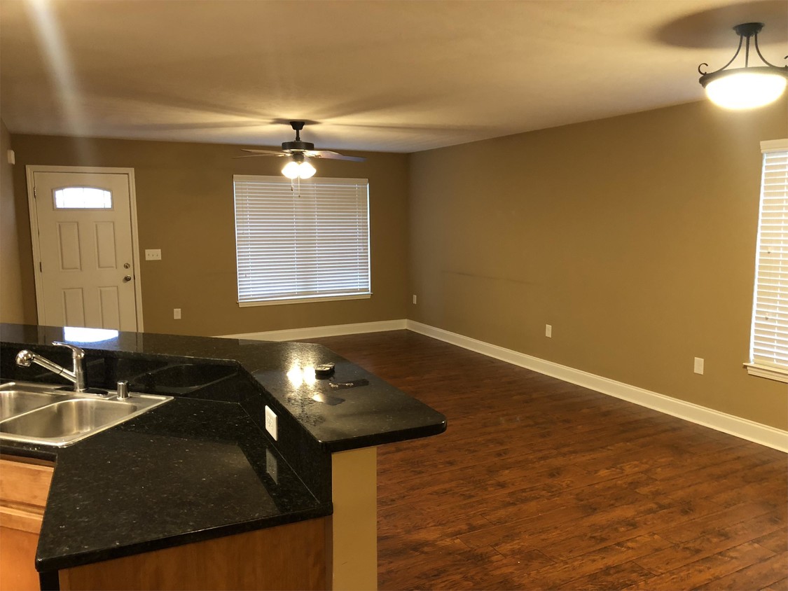 Building Photo - 512 Walnut Creek Dr