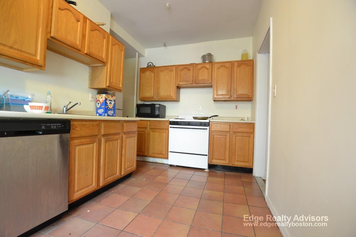 Primary Photo - 129 Chiswick Rd