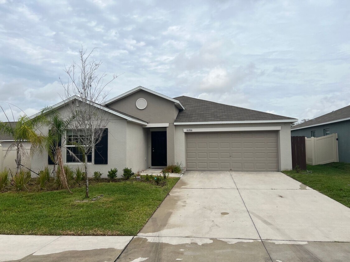 Foto principal - Beautiful 4/2 Riverview Home , new paint a...