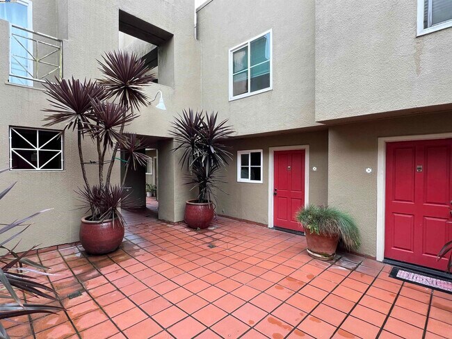 Building Photo - 15 Teresita Blvd