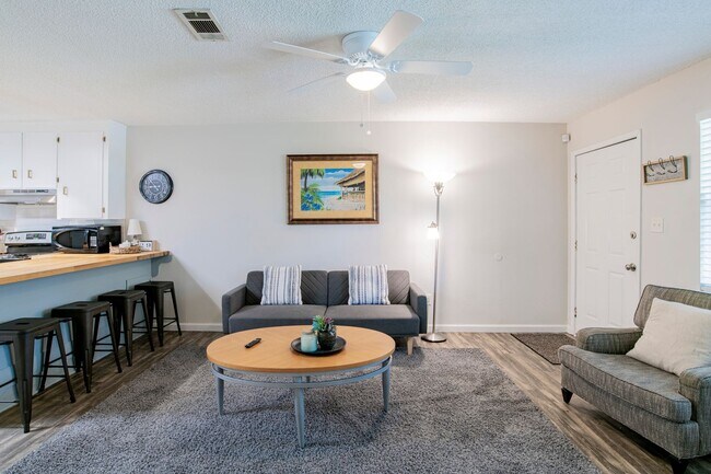 Foto del edificio - 2 Bedroom Duplex Unit on a Quiet Street off Nine Mile Rd