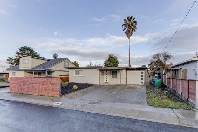 Building Photo - 455 Montalvin Dr