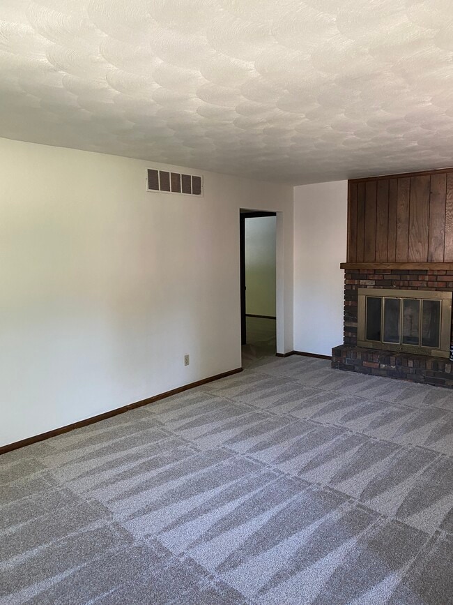 Building Photo - 2118 Louis Cir