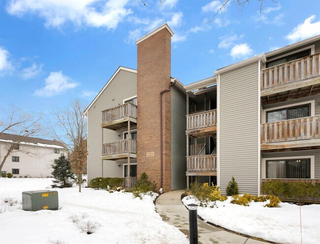 Building Photo - 1901 Ravens Crest Dr