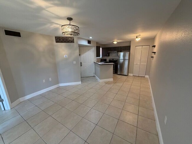 Building Photo - Cozy 1 Bedroom/1 Bathroom Near Millennium Mall!