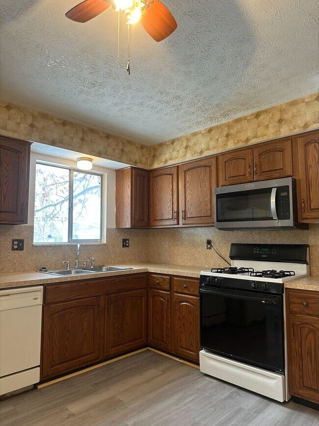 Foto del edificio - 4 Bed 2 Bath Home in Columbus!