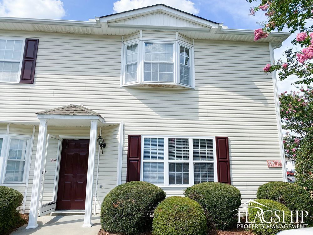 Two Story End Unit in Cobblestone Townhome Rentals in Greenville NC