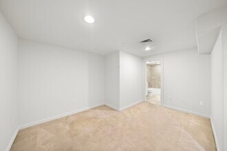 Building Photo - 914 Main St