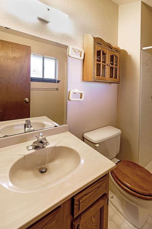 Building Photo - Super cute 2 bedroom townhouse!