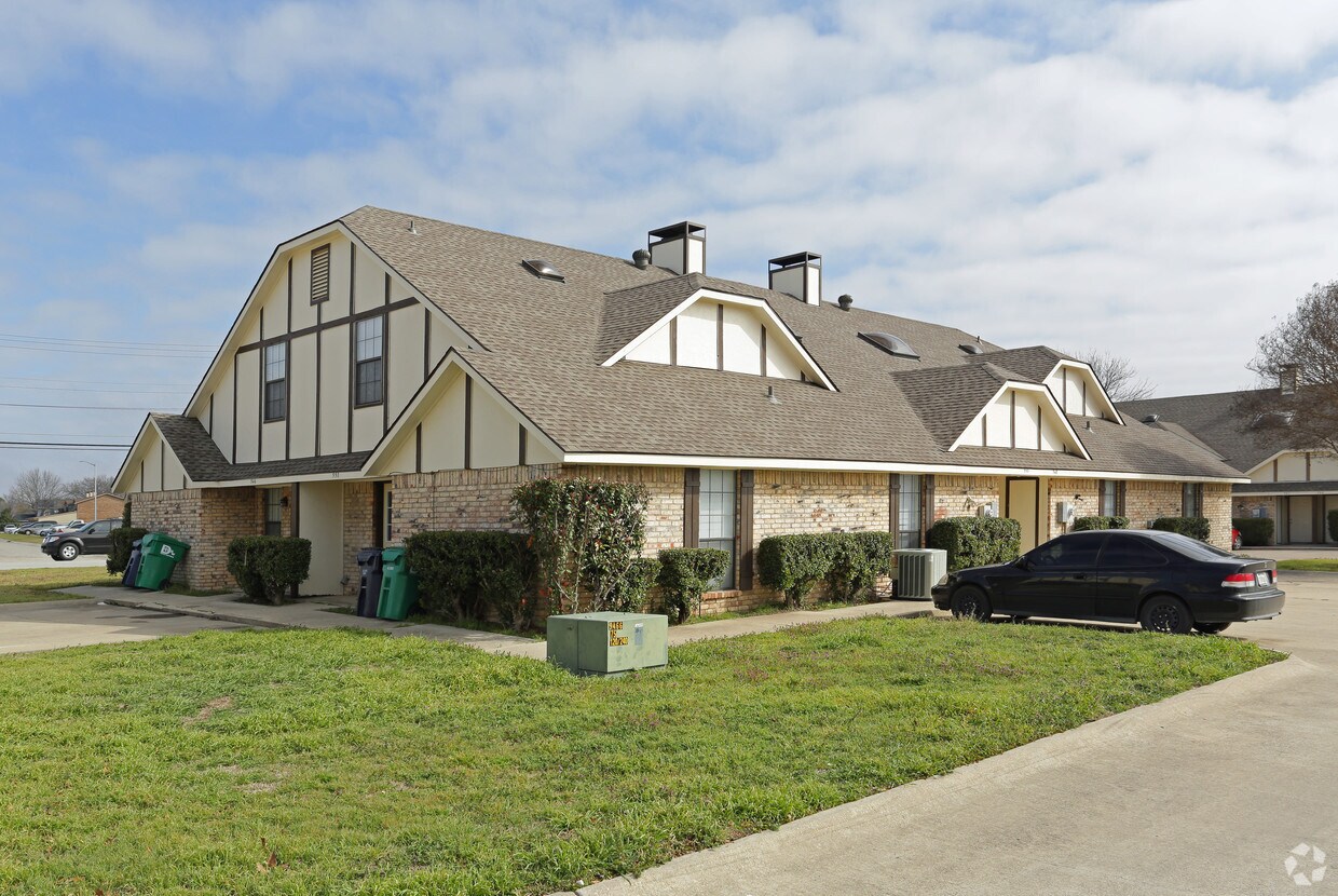 Building Photo - BenchMark Villas