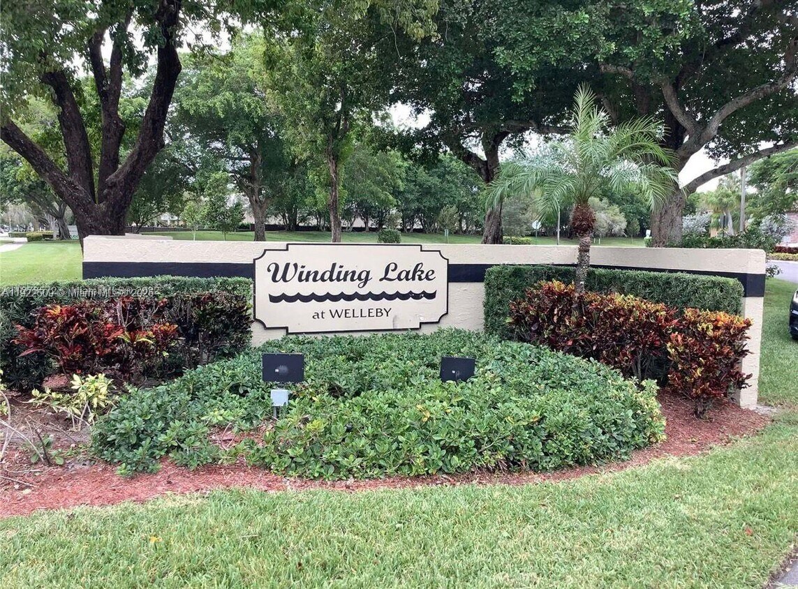 Foto principal - 10052 Winding Lake Rd