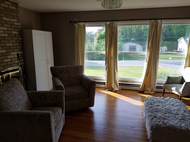 living room - 45 Broad St